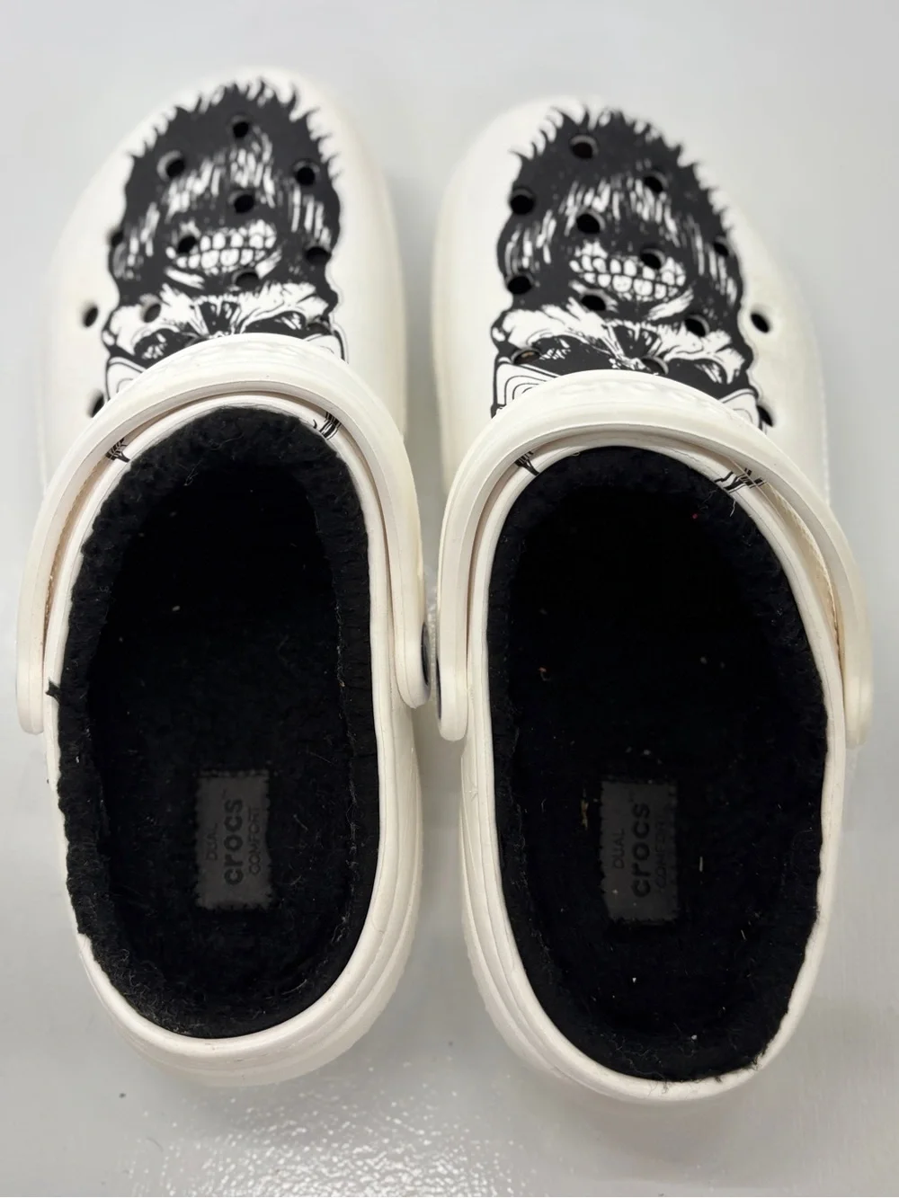 Crocs Classic Lined Skull Graphic Clogs White Black Fur Men’s 7 Women’s 9 EU 40